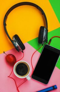 podcast-headphones-smartphone-dreamstime_m_115130622-web